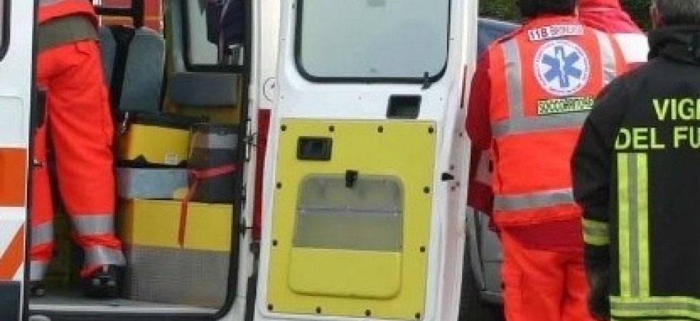 Paura in Val di Non, perde il controllo della moto e finisce contro un camion